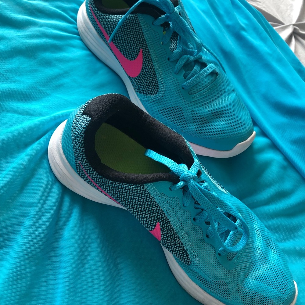 NIKE REVOLUTION 3 Running shoe SZ 4Y (fits an adult SZ 5.5)